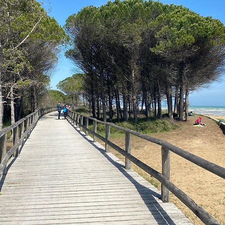 Amazing Villa With Private Garden In Bibione Exteriör bild