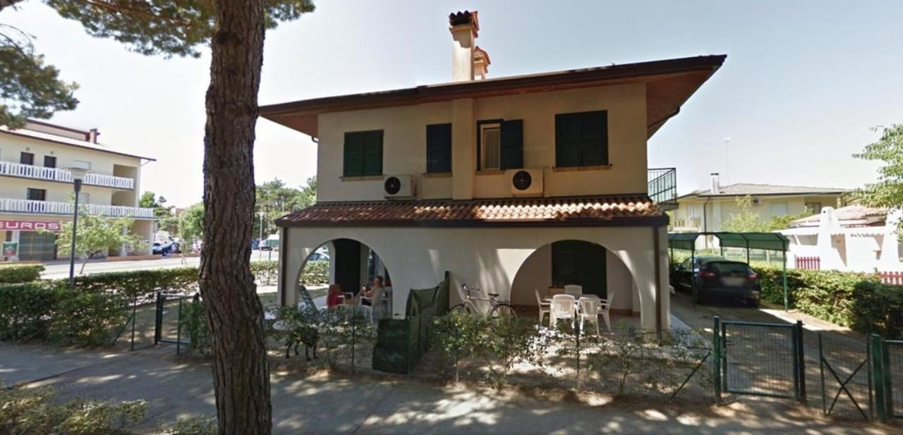 Amazing Villa With Private Garden In Bibione Exteriör bild