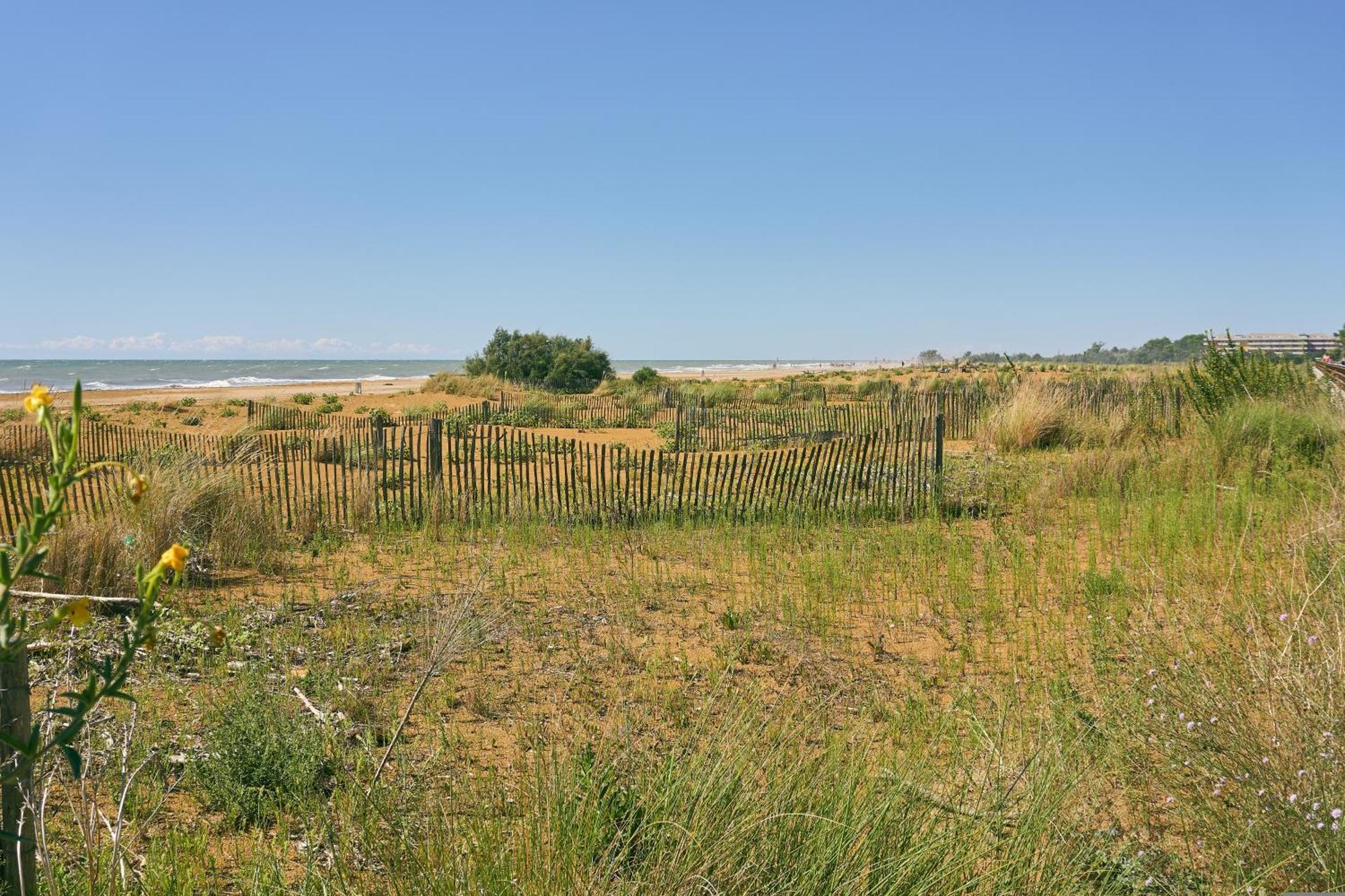 Amazing Villa With Private Garden In Bibione Exteriör bild